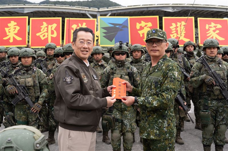 國防部長顧立雄20日先後赴綠島營區、臺東太平營區，了解單位戰備整備狀況，致贈團體加菜金。（圖／國防部提供）