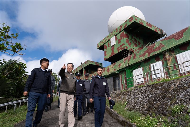 國防部長顧立雄20日先後赴綠島營區、臺東太平營區，了解單位戰備整備狀況，實地視察營區環境。（圖／國防部提供）