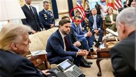 盧默並發布了一張聲稱拍攝於2025年10月的白宮照片，圖中川普正與以色列總理納坦雅胡會面，而薩瓦迪就被圈出坐在後方。。（圖／翻攝自X平台Laura Loomer@LauraLoomer帳號）