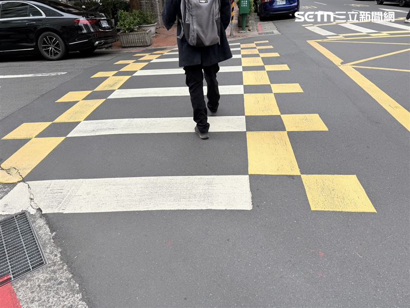 黃色格子「彩色標記行人穿越道線」早在109年就開始試辦，僅近期越來越多路口開始重新畫標線，能見度提高。（圖／記者李育道攝影）