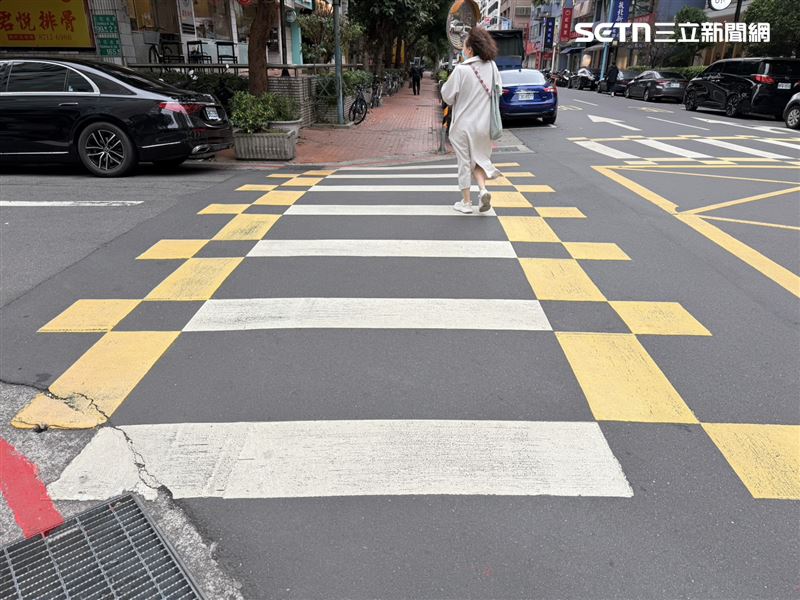 交通局曾進行民意調查，結果顯示，有85%的駕駛人認為，這類標線具有提醒駕駛減速慢行、停讓行人的效果，對提升路口安全有實質幫助。（圖／記者李育道攝影）