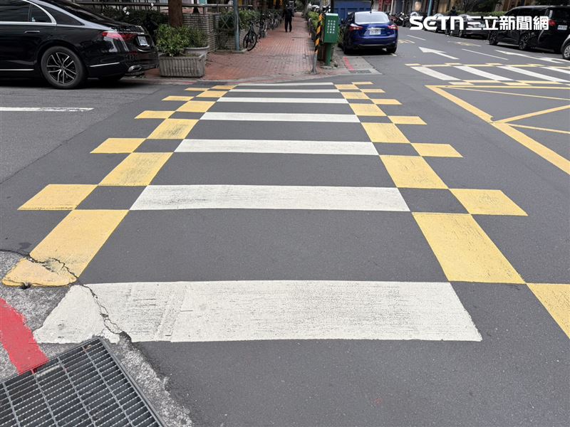「彩色標記行人穿越道線」是在原有枕木紋行人穿越道線基礎上，加上黃色棋盤格設計，透過高對比色彩強化視覺警示效果。（圖／記者李育道攝影）