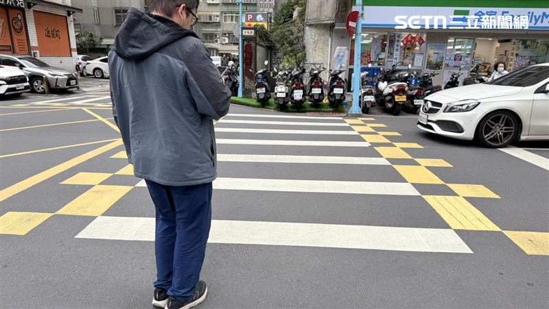 駕駛若未依規定減速或禮讓行人，罰鍰提高到1200元到6000元。（圖／記者李育道攝影）