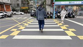 黃色格子「彩色標記行人穿越道線」早在109年就開始試辦，僅近期越來越多路口開始重新畫標線，能見度提高。（圖／記者李育道攝影）