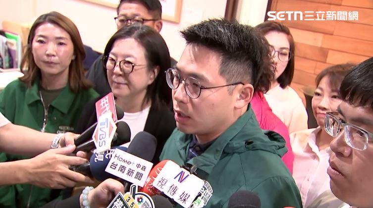 台南市議長邱莉莉（左二）陪同民進黨團總召李宗翰（右二）受訪。（圖／翻攝畫面）