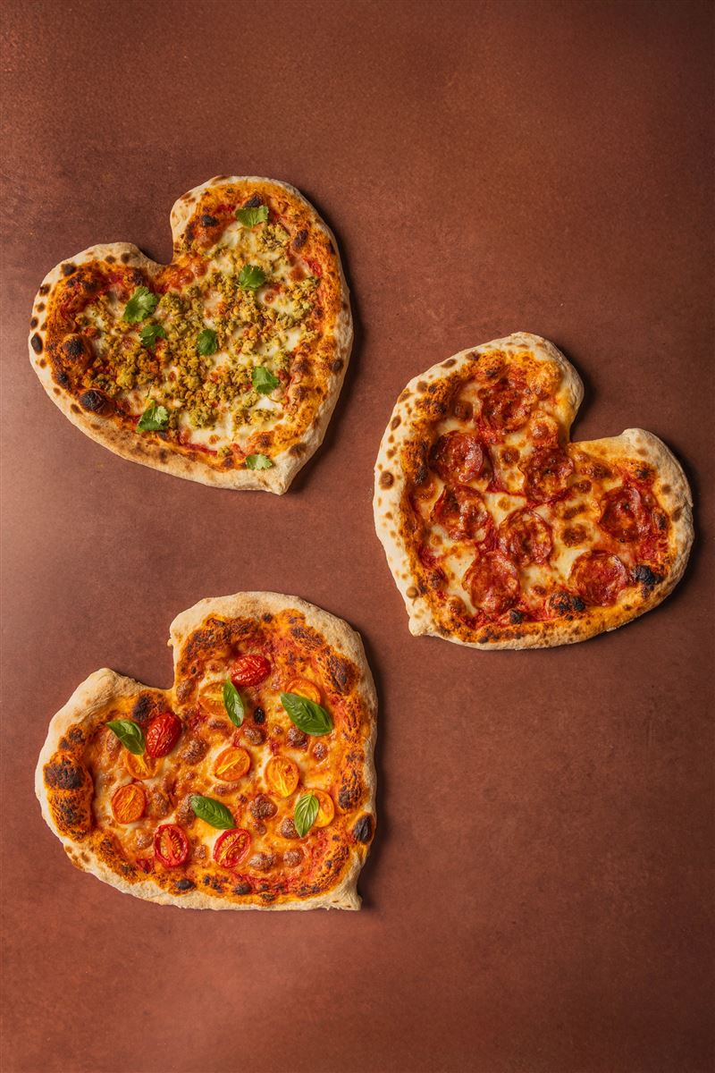 ZIGA ZAGA「有夠義思半自助饗宴」限時推出情人節主題，心型義式窯烤披薩吃到飽，每位2,980元起。（圖／飯店旅宿業者提供）