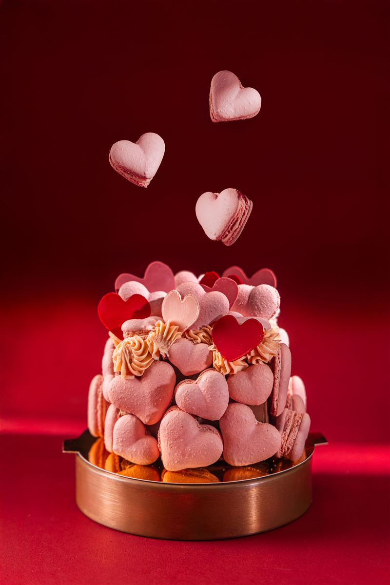 Baguette禮品烘焙坊西洋情人節獻上「一心一意」心型馬卡龍蛋糕，48小時匠心打造。（圖／飯店旅宿業者提供）