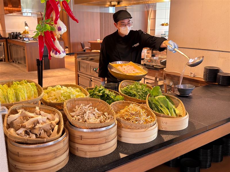 現煮野菜麵食區提供經典擔仔麵、薑絲魚片湯、旗魚丸湯，搭配多樣當季野菜與油麵、米粉、米苔目，賓客可自由搭配辛香調味，享受早晨專屬的一碗溫暖。（圖／飯店旅宿業者提供）