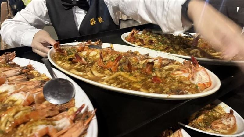 為了慰勞科技人辛勞，英業達旺年會20日重金邀請君品酒店外燴，端出米其林雞粥燉鮑魚等十道五星佳餚，並由莊敬高職學生提供專業服務。現場祭出8,000萬獎金與蕭敬騰壓軸演出，用頂級美食與重賞寵愛6,000名員工。（圖／記者師瑞德攝影）