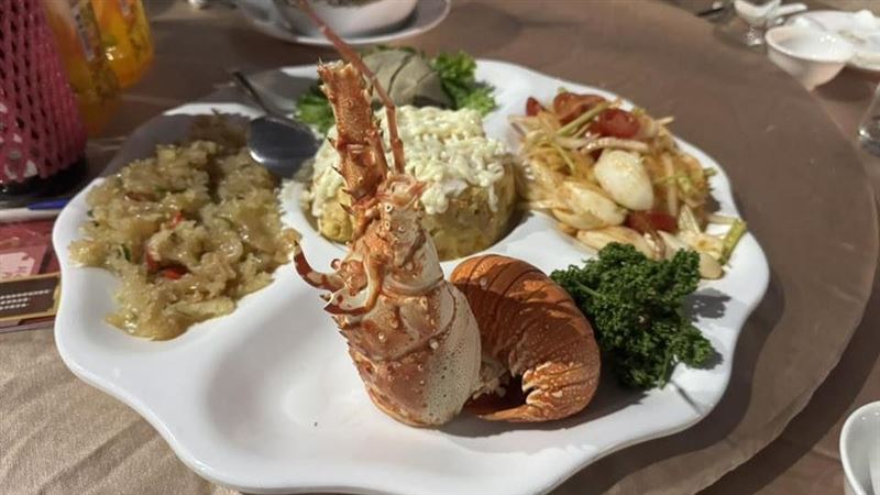 為了慰勞科技人辛勞，英業達旺年會20日重金邀請君品酒店外燴，端出米其林雞粥燉鮑魚等十道五星佳餚，並由莊敬高職學生提供專業服務。現場祭出8,000萬獎金與蕭敬騰壓軸演出，用頂級美食與重賞寵愛6,000名員工。（圖／記者師瑞德攝影）