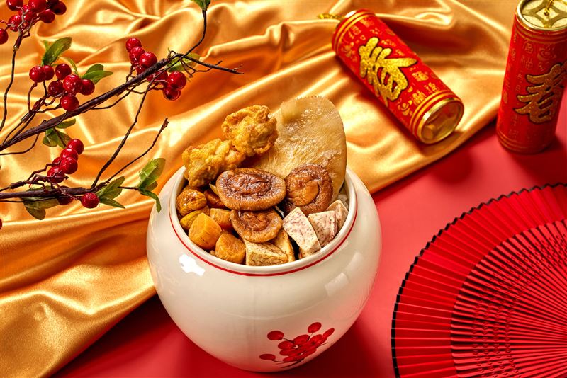 「罈香魚翅佛跳牆」以歷經8小時熬煮的濃郁雞湯為底蘊，層層堆疊山海珍味，再文火慢煨3小時，是瀚寓酒店最經典、過年更不能錯過的團圓佳饌。（圖／飯店旅宿業者提供）