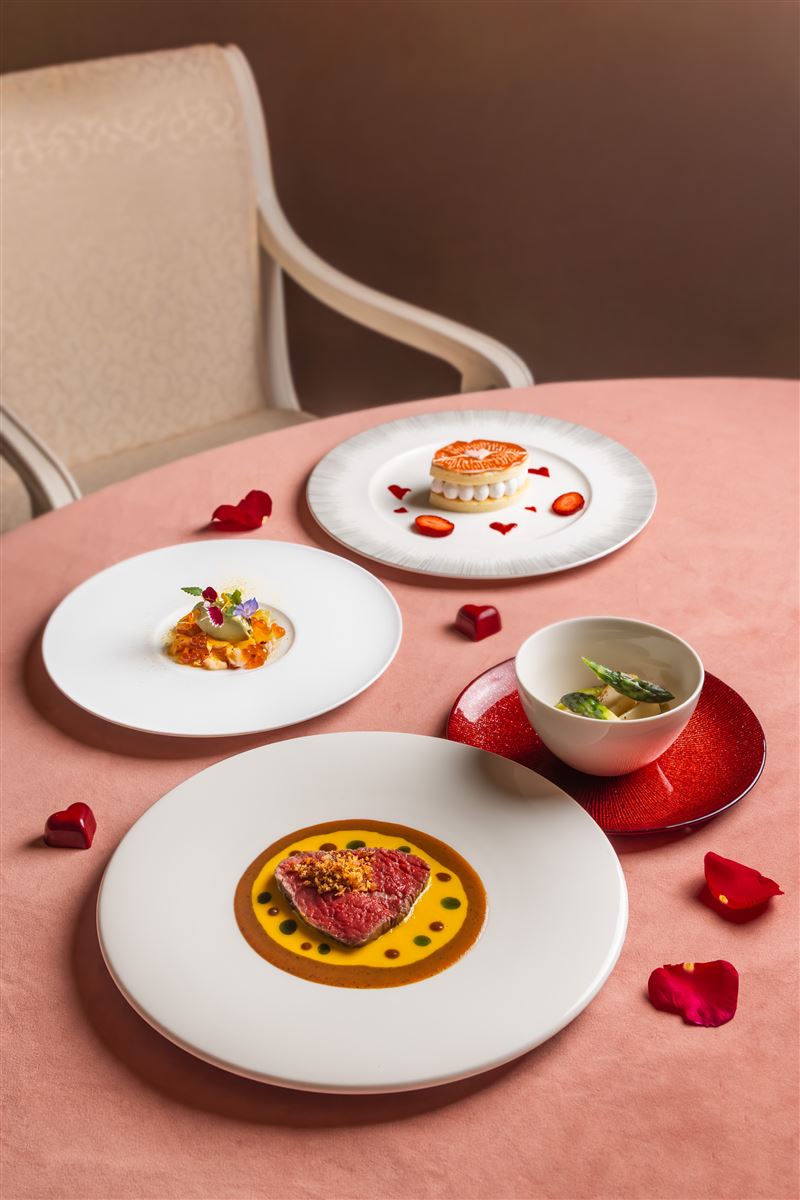 「法式浪漫．情人饗宴」前菜由波士頓龍蝦薄片與鮭魚卵，搭配酪梨芥末奶霜，柑橘粉添味的典雅海鮮珠寶盒。（圖／飯店旅宿業者提供）