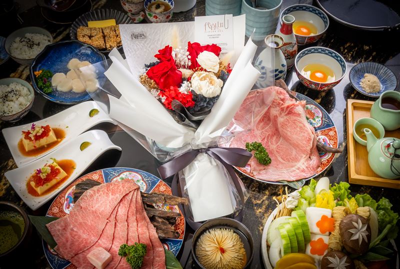 橋山「嫣然花影&middot;甜蜜饗宴」搭配代官山手做永生花。（圖／橋山壽喜燒提供）