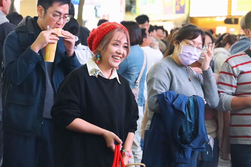 吳亦帆亂入街頭演出合唱。（圖／台北海大提供）