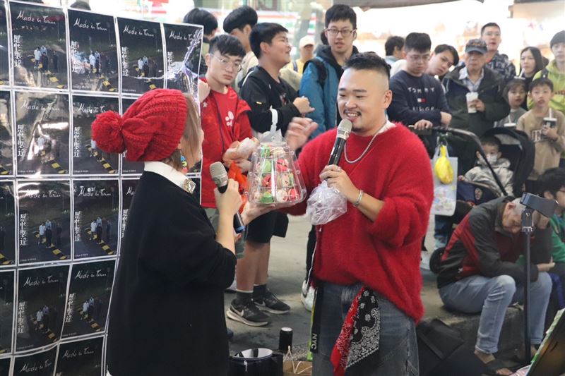 吳亦帆向滿評哥分享〈在哪裡你的耳朵〉是一首有關爸爸差點把她「害死」的故事。（圖／台北海大提供）