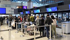 為縮短赴日旅客入境通關時間，桃園機場公司表示，將再次與日本出入國在留管理廳合作實施「臺日機場入境事先確認」作業，自1月29日至2月25日止，搭乘4家國籍航空、共15條航線、預計122個航班前往日本指定機場的旅客，可在桃園機場候機室內預先完成入境資料確認，抵達日本後可大幅縮短通關審查時間，讓赴日旅遊更快速便利。（圖／桃園機場公司提供） 