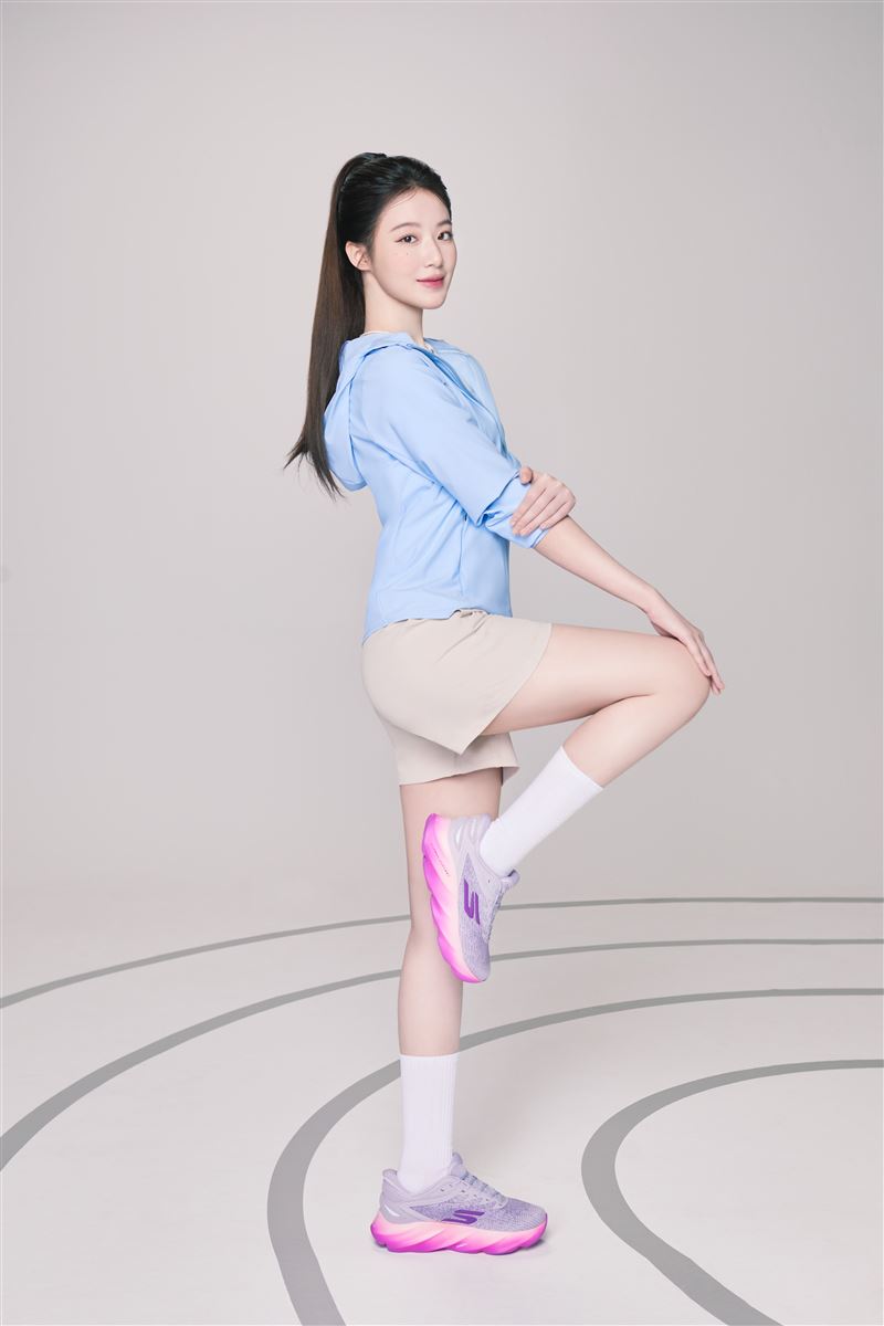 舒華以輕鬆自然的狀態，展現AERO BURST在長時間穿著、與節奏轉換下，依然維持穩定、柔軟且具造型感的表現。（圖／品牌業者提供）