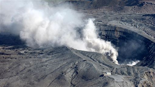 阿蘇火山直升機墜毀！日網為2台旅客祈禱