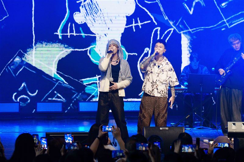 蕭秉治（右）合體鼓鼓（左），難得熱舞嗨翻全場。（圖／相信音樂提供）