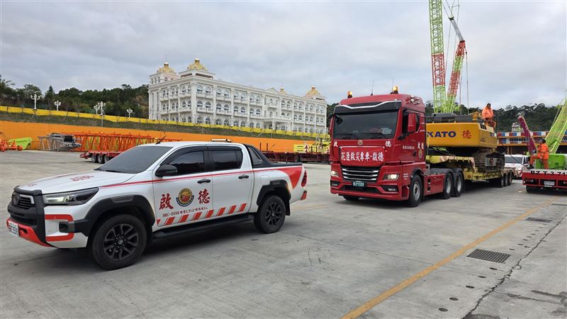 挖土機已經上拖板車，預計21日清晨出發前進光復鄉。（圖／胡漢龑提供）