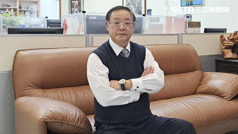 游世一指出，當時農舍發生規劃面積爭議時，還特別請民代確認「爭議造成的工期延宕」是否能展延建照，市府承諾後，卻以不到場會勘面對，導致建照直接過期。（圖／記者陳韋帆攝影）