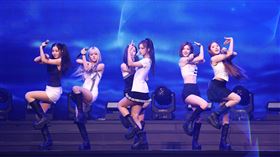 NMIXX第二個登台演出，讓現場粉絲尖叫不斷。（圖／記者鄭孟晃攝影）