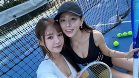 元元（左）與梓梓運動打網球。（圖／翻攝自IG @1105ya）