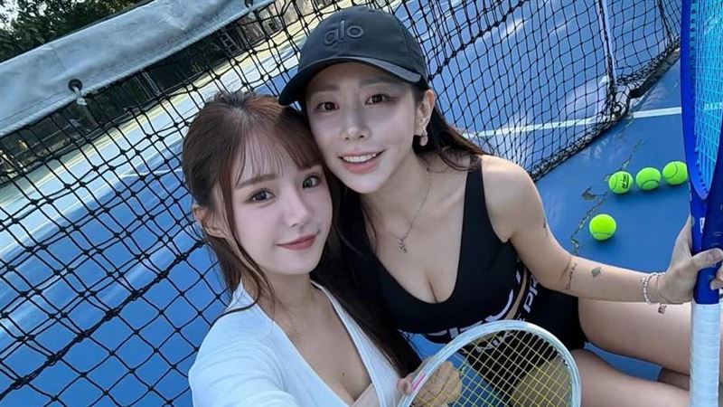 元元（左）與梓梓運動打網球。（圖／翻攝自IG @1105ya）