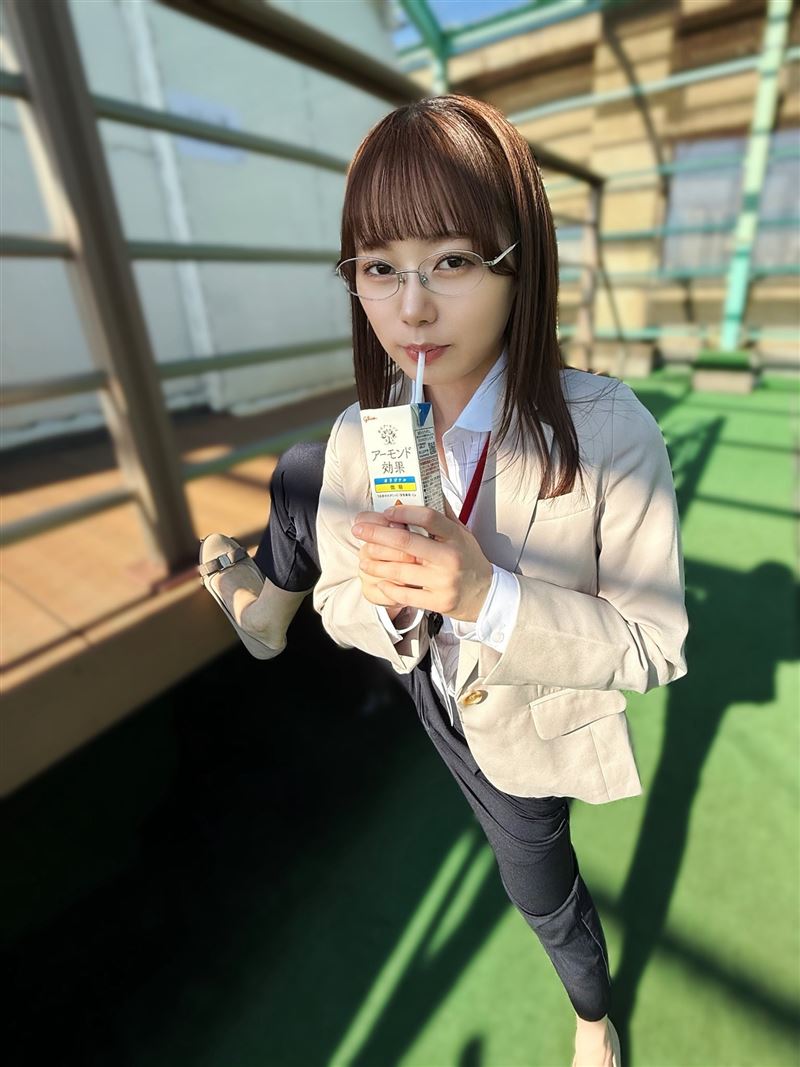 SOD集團人事部女子社員「與田日影」出道拍AV，首次在鏡頭前和男優發生性行為，感到非常緊張。（圖／翻攝自與田日影Ｘ）