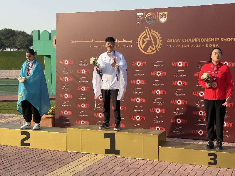 台灣射擊運動女將劉宛渝（中）在卡達杜哈舉行的2026亞洲飛靶射擊錦標賽傳捷報，她20日在不定向飛靶項目拿下個人金牌，今年賽季有好的起步。（教練張簡銘杉提供）