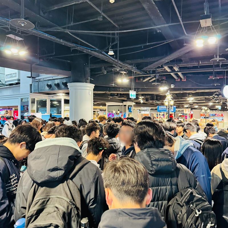 20日的巨城百貨內，學生人潮相當多。（圖／翻攝自Big City遠東巨城購物中心臉書）