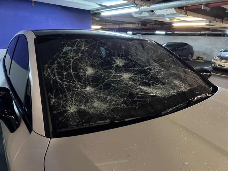 車窗、擋風玻璃都遭殃。（圖／翻攝畫面）
