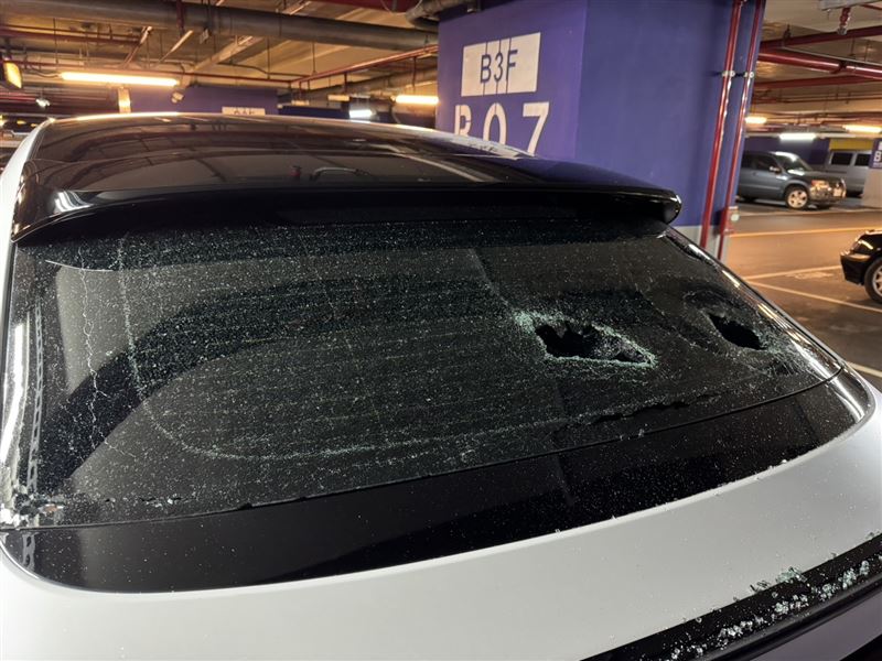 保時捷休旅車停蘭城晶英地下停車場被砸，原因竟是嫌犯「認錯車」。（圖／翻攝畫面）