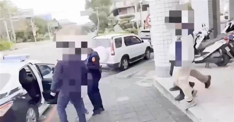 兩名嫌犯「砸錯車」。（圖／翻攝畫面）