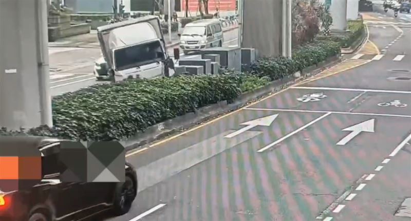小貨車撞擊中央分隔島後還繼續暴衝。（圖／翻攝畫面）