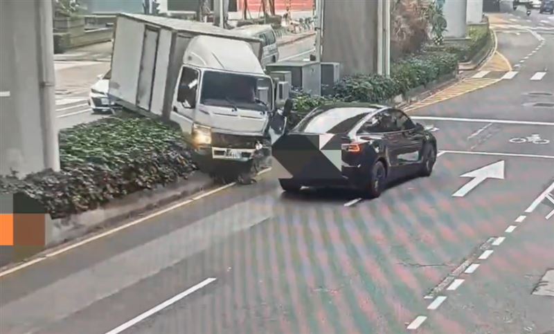 險些撞擊直行的特斯拉。（圖／翻攝畫面）