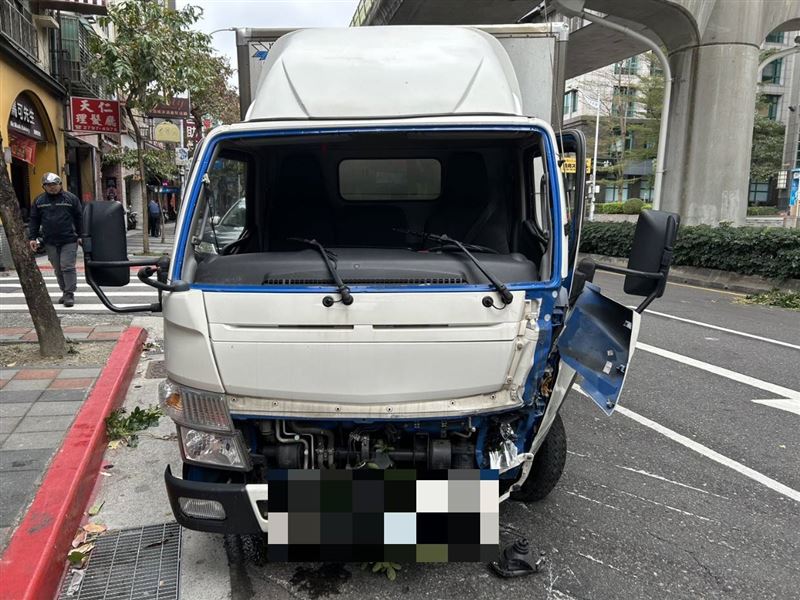 小貨車擋風玻璃噴飛，地上也刮出長長的痕跡。（圖／翻攝畫面）