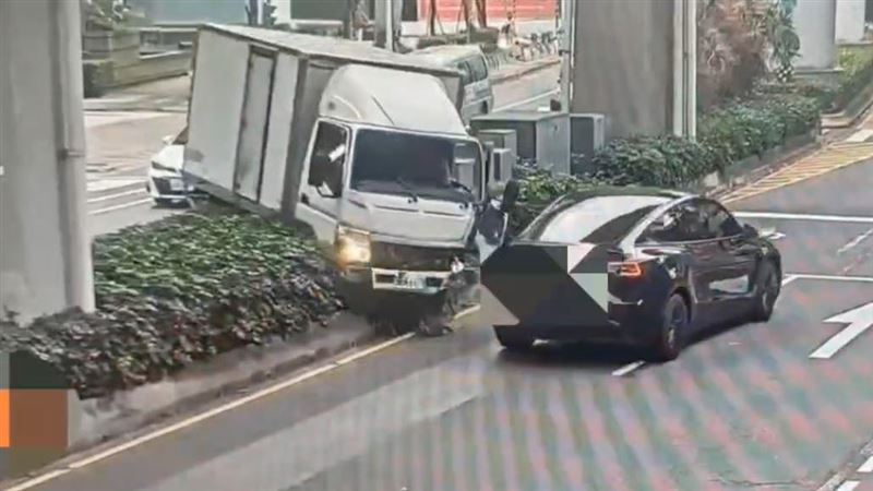 小貨車暴衝「飛越」分隔島　險擊落特斯拉