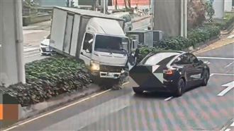 小貨車暴衝「飛越」分隔島　險擊落特斯拉