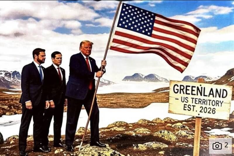 川普上傳了多張AI生成圖，其中一張是他帶領副總統范斯與國務卿盧比歐，作勢在格陵蘭領土上插下美國國旗，一旁告示牌上寫著：「格陵蘭自2026年起成為美國領土」。（圖/翻攝Truth Social）