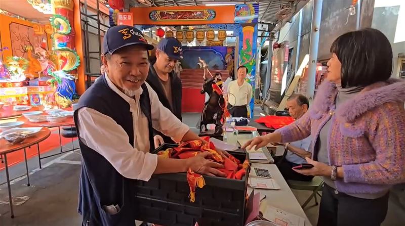 「遊學太子爺」半世紀以來走遍全台1111座廟宇，宣傳「信仰是習性、談錢非宗教」，強調帶著一顆虔誠、善良的心才是信仰的初衷。（圖／廖大乙提供）