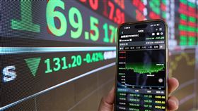 台股15日跌131.20點台北股市15日開低走低，加權指數開盤為30746.98點，盤中最高30877.31點，最低30663.87點，收盤跌131.20點，為30810.58點，跌幅0.42%，成交金額新台幣6480.66億元。中央社記者張新偉攝 115年1月15日