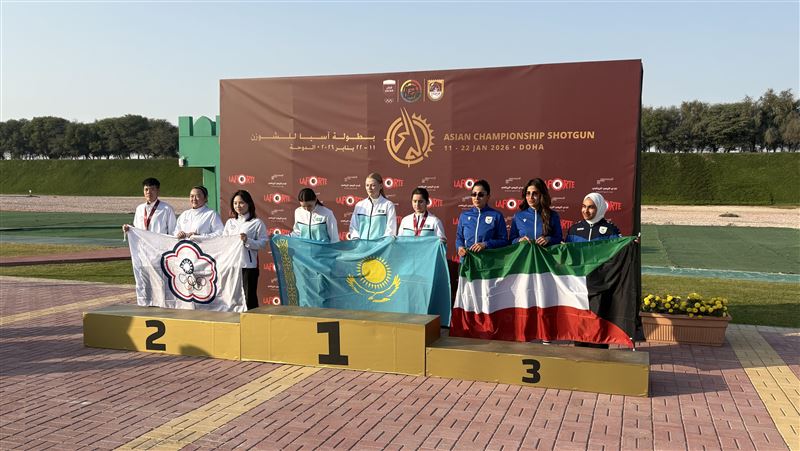 2026亞洲飛靶射擊錦標賽在卡達杜哈舉行，台灣女將劉宛渝（左起）、林怡君、葉美萱20日在不定向飛靶項目拿下女子團體銀牌。（教練張簡銘杉提供）