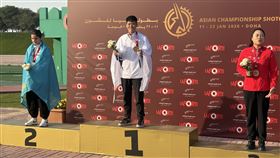 亞洲飛靶射擊錦標賽　劉宛渝個人摘金台灣射擊運動女將劉宛渝（中）在卡達杜哈舉行的2026亞洲飛靶射擊錦標賽傳捷報，她20日在不定向飛靶項目拿下個人金牌，今年賽季有好的起步。（教練張簡銘杉提供）中央社記者黎建忠傳真　115年1月20日