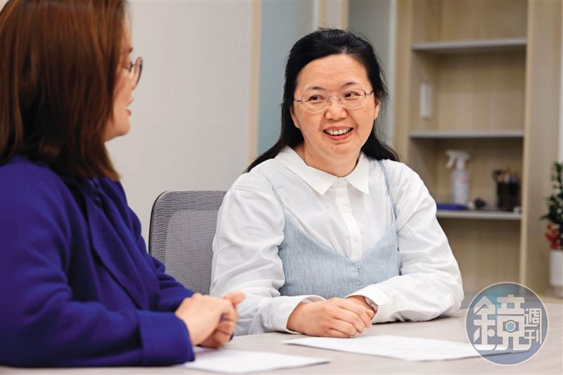 台南婦產科名醫侯娟妃遭家人報警列失蹤人口1年，日前在「山水謙庭國際法律事務所」由柳慧謙律師陪同發表「各自安好聲明」