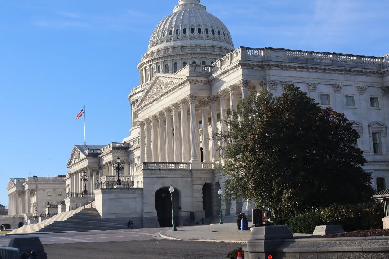 美國國會大廈一側美國聯邦參議院外交委員會29日將審議多項法案，其中4項涉及台灣。圖為國會大廈一側。（圖／中央社）
