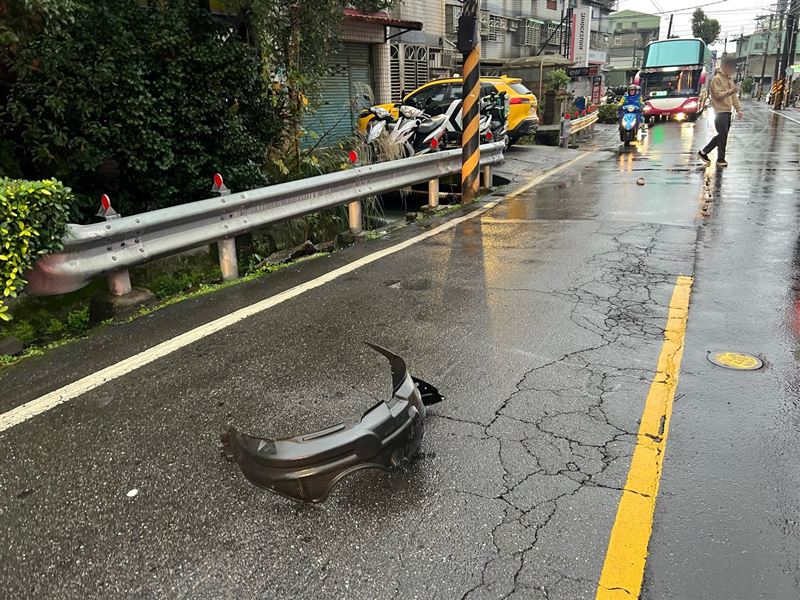 蕭男騎乘機車疑因打滑摔倒，命危送醫搶救不治。（圖／翻攝畫面）