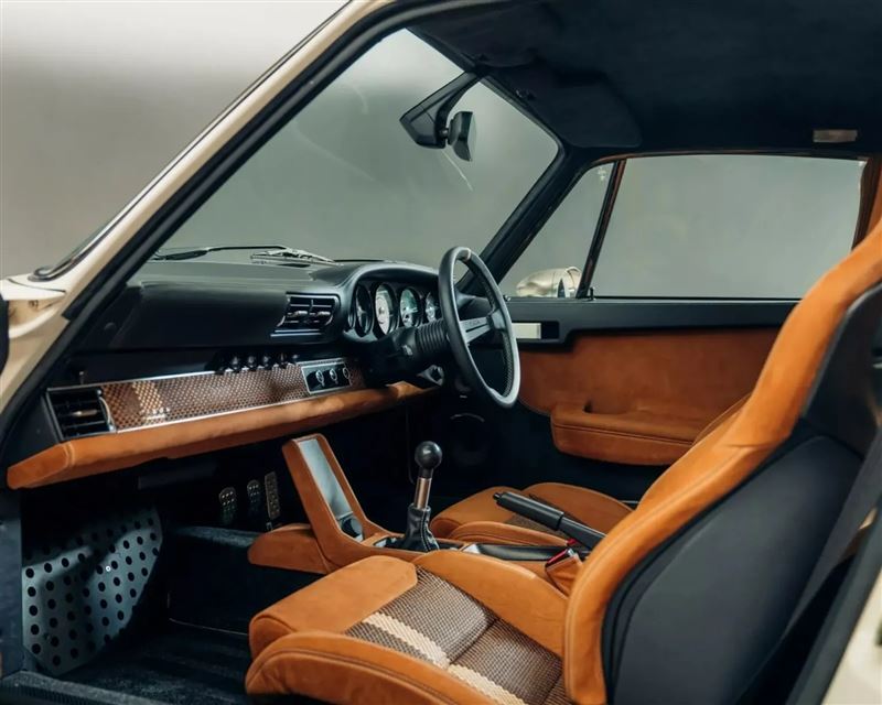 內裝鋁合金旋鈕、碳纖維座椅與高階音響一應俱全。（圖／翻攝Theon Design網站）