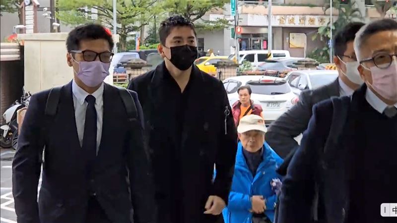 王大今天以新造型現身法院。（圖／記者莊淇鈞攝影）