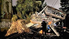 擋土牆崩塌落鐵軌，導致通勤列車撞上，衝擊力大讓司機當場死亡。（圖／翻攝自X平台 @heinformant_x）
